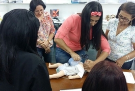 Profissionais da Evangelina Rosa recebem treinamento de reanimação cardiopulmonar no adulto e bebê